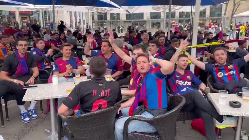 现场氛围：球迷互动带来的火热气氛