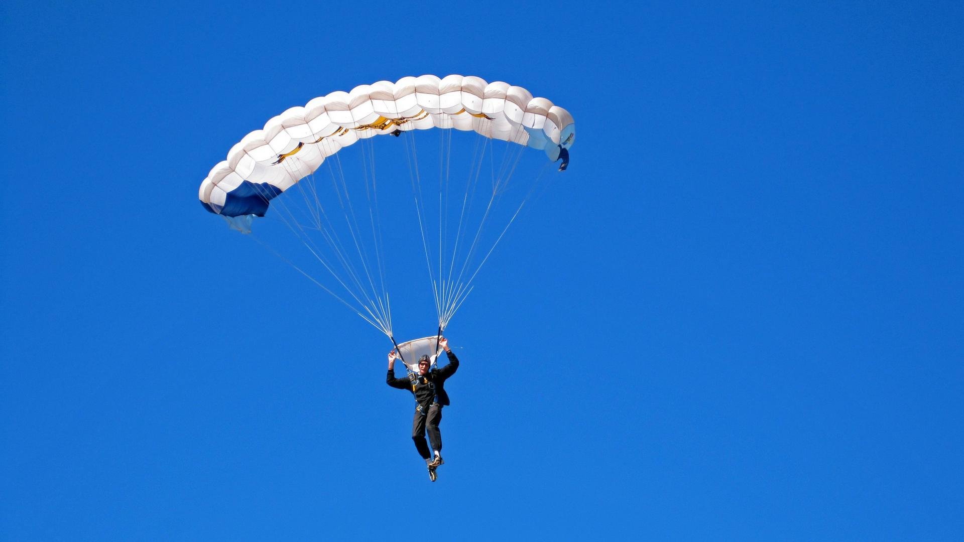 爱游戏体育官方网站-莱昂·马尔尚男子200米个人混合泳决赛强势夺冠，男子200米混合泳英国选手